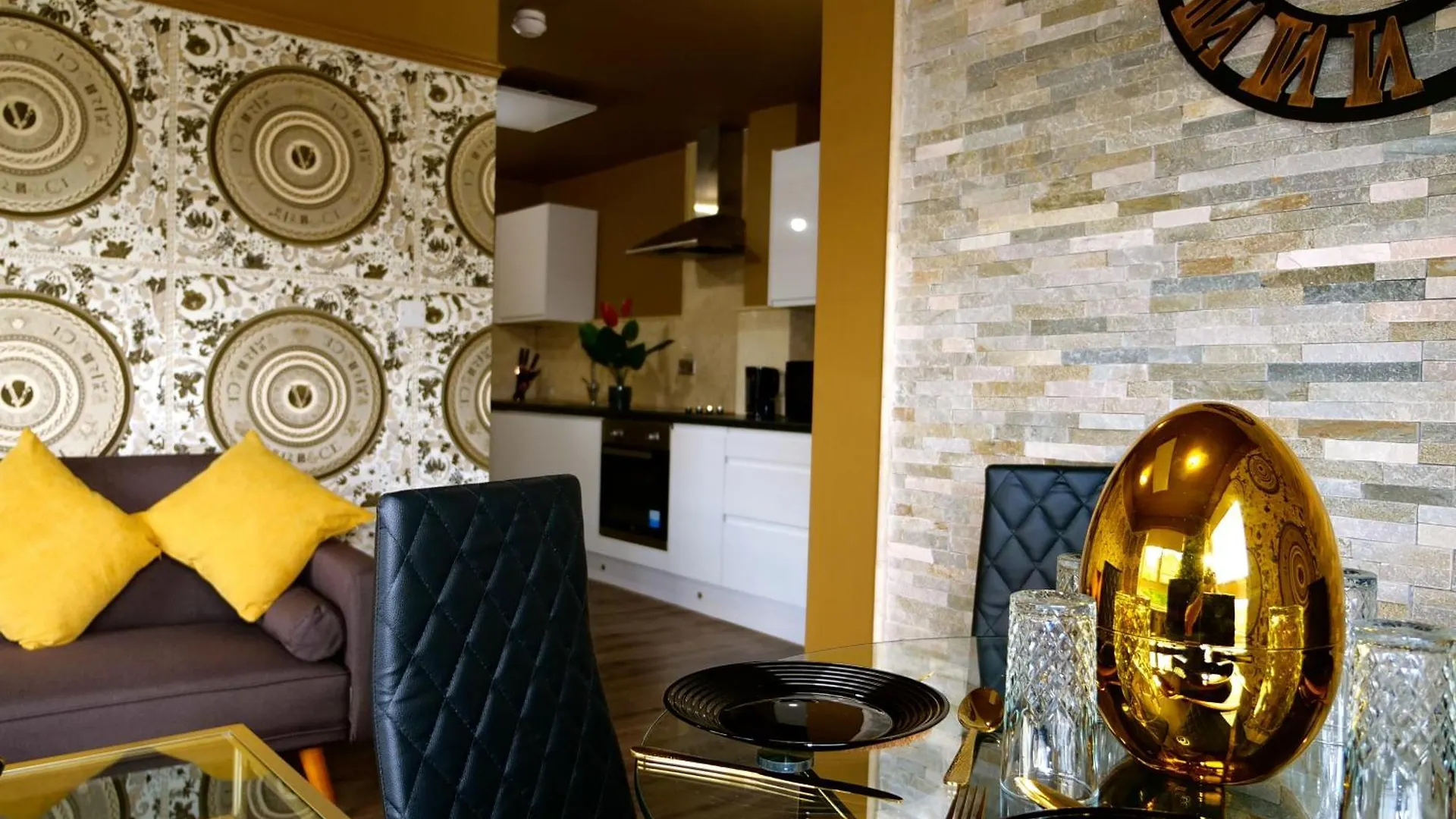 Ultra Deluxe Versace Apartment Near Sheffield 로더럼 0*,  영국